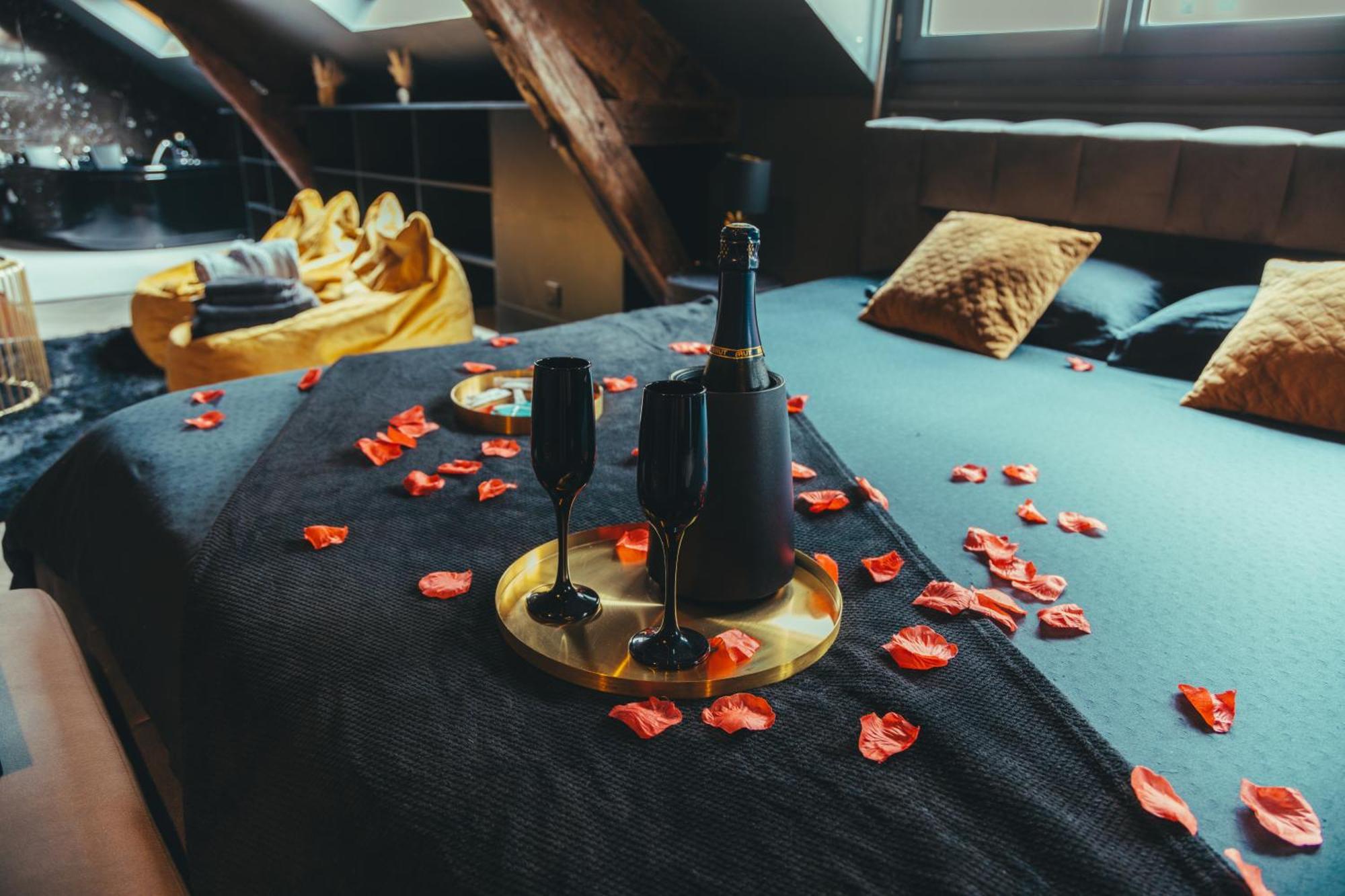 La Marble Room - Suite Balneo & Sauna 昂热 外观 照片